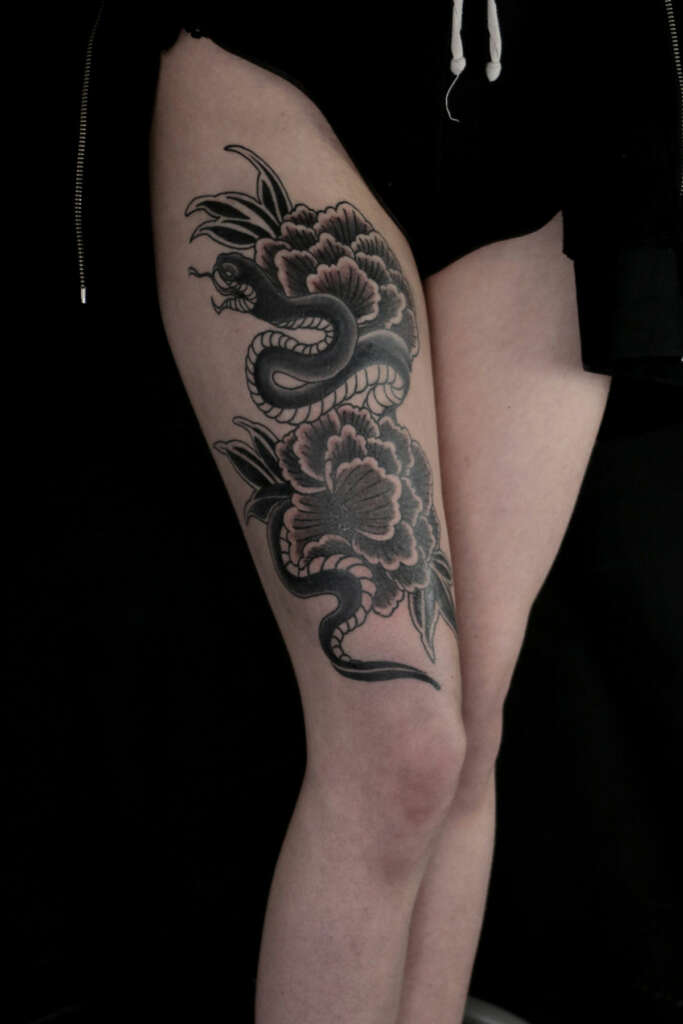 Tattoo irezumi cuisse serpent & pivoine 👹 Nuevo Mundo studio de tatouage japonais à Strasbourg